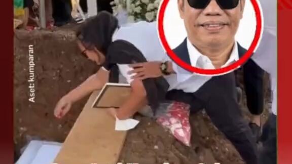 Suasana penuh haru menyelimuti prosesi peristirahatan terakhir Temon.