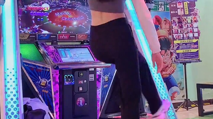 A powerful cover of aespa's "Next Level" on the dance machine, combined with the original dance with