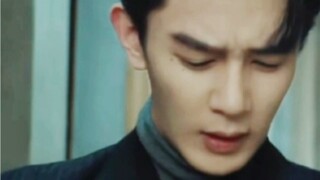 Trước mặt vợ: yếu đuối và không thể tự chăm sóc bản thân; trước mặt người khác: dữ dội và mạnh mẽ