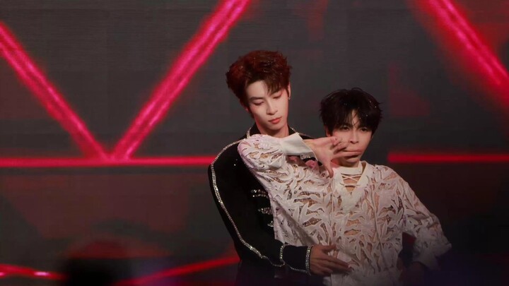 Quản Lạc - Vũ đạo đôi "Trouble Maker" lần đầu tiên