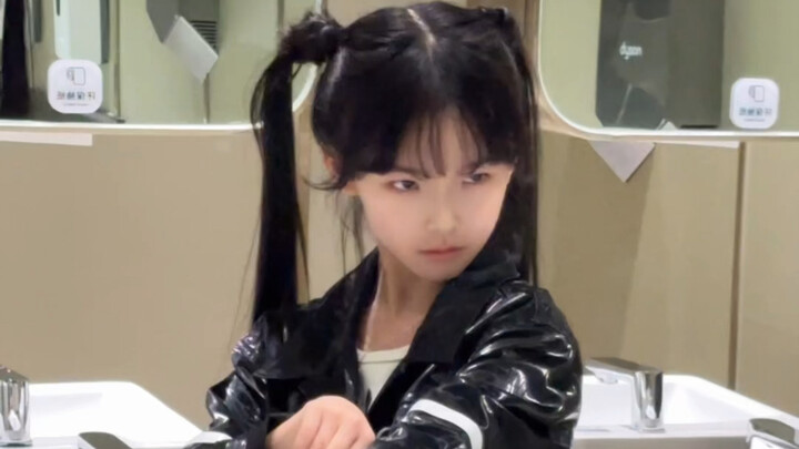 ฉันไม่รู้ว่าเธอไปทำอะไรอย่างมีความสุขอยู่ที่นั่นหลังจากเต้นเสร็จ?