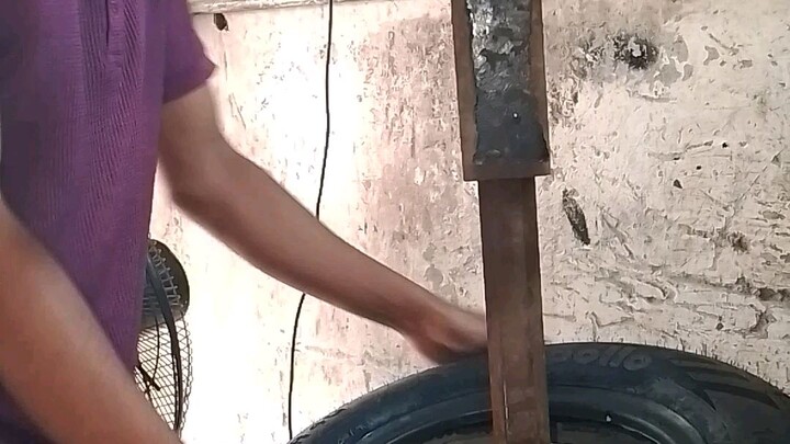tyre works isme  kya problam hogya hai  tyre fit nahi ho raha hai comment kare . #tyre #works #india