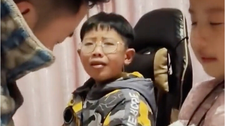 This man’s three-point-drunk act had you in tears—Mom: “My son is really crying, but my daughter’s f