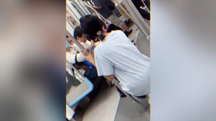 امرأة في مترو تشينغدو تستيقظ فجأة وتدفع الأخوات للنهوض...