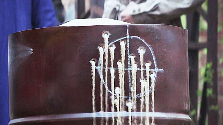 كانت ساحة الرماية مشغولة، فقام في غضبٍ بإطلاق النار بشكل عشوائي نحو مبنى العائلات.