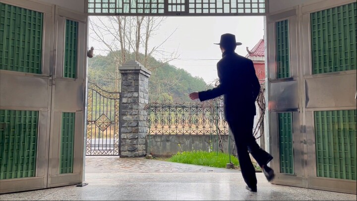 #Impromptu dance woman can't solve my sorrow, dance out the freedom of bachelor