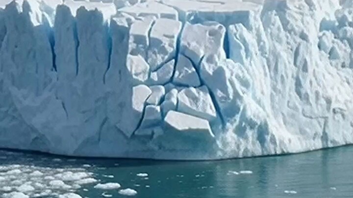 जब Glacier टूटा, लड़की की आँखों में आ गए आँसू 😢🧊🌊प्रकृति का एक ऐसा पल, जिसे देखकर दिल भर आएगा। 💔