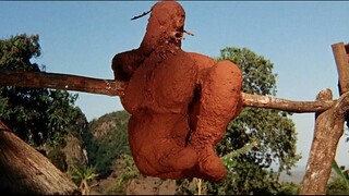 Inilah akibat dari perburuan liar; seorang kulit putih hanya mencuri sebatang gading gajah, lalu dij