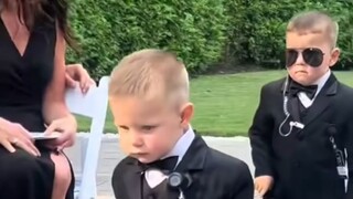 萌娃参加婚礼，戒指大军太帅了，狠狠抢了风头……