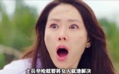 军官正在追杀美女时，却意外踩中自己布置的地雷！