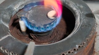 คุณหมอคะ ที่จริงแล้วลิเธียมคาร์บอเนตที่คุณจ่ายให้ผมน่ะ ผมไม่ได้กินนะ ผมเอาไปทำปฏิกิริยาเปลวไฟซะเลย ส