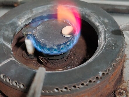 คุณหมอคะ ที่จริงแล้วลิเธียมคาร์บอเนตที่คุณจ่ายให้ผมน่ะ ผมไม่ได้กินนะ ผมเอาไปทำปฏิกิริยาเปลวไฟซะเลย ส