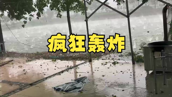 Dense, large hailstones are fiercely pounding northern Pearl River Delta.