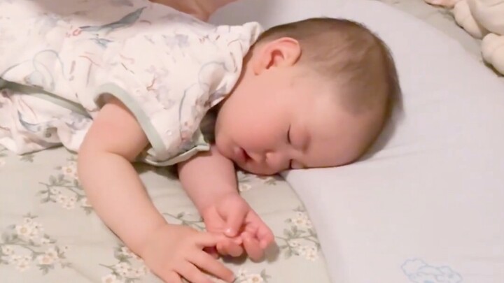 Mẹo ru bé ngủ cực hay: Chỉ cần gõ một cái là cả thế giới im phăng phắc!