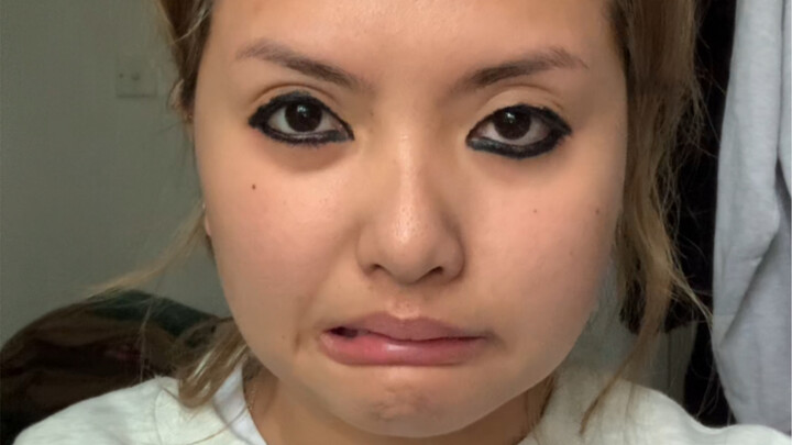 Ugh! Drawing eyeliner first and then washing your face looks so cute 🐷💖