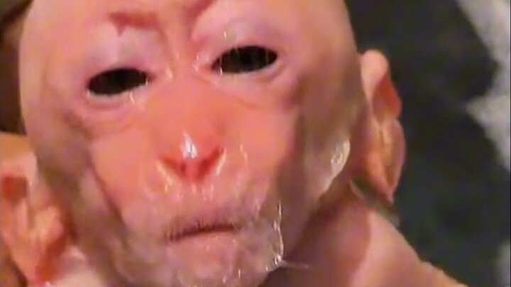 Ibu memandikan Sena si bayi monyet, ekornya yang di depan masih cukup panjang!