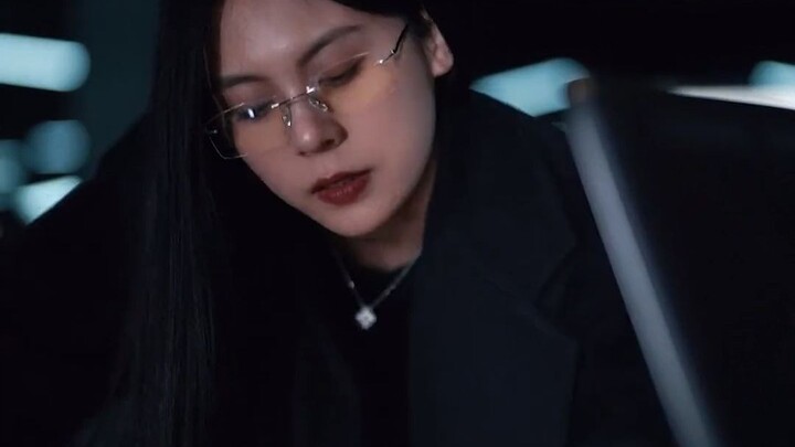 Nữ tổng tài lạnh lùng X nữ “phù đệ ma” làm dịch vụ lái xe hộ, lần này đến lượt tôi thay bạn nắm chặt