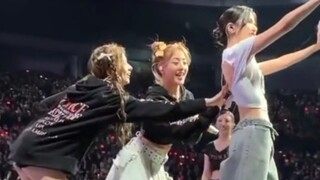 南：露个背就被一群兔人吃豆腐