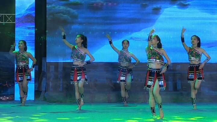 นักเรียนหญิงอาชีวศึกษาสวมรองเท้าแตะแสดงระบำพื้นเมือง “เดินอยู่ท่ามกลางขุนเขาและสายน้ำ”