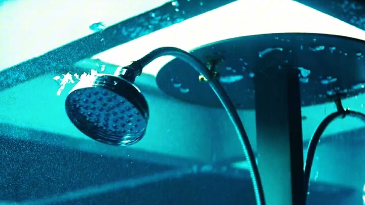 ชายหนุ่มเพิ่งตื่นจากฝันก็ต้องตกใจเมื่อพบว่าห้องพักทั้งห้องจมอยู่ในน้ำ