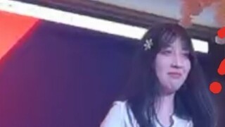 แสงไฟแห่งการร้องเพลงในงานเลี้ยงทางเข้า! - ถึงเวลาแจกซาลาแมนเดอร์สองหนามให้ญาติตกใจ()