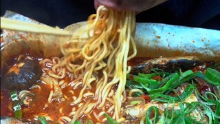 After a day of work, even if I eat a bowl of instant noodles, I can feel very happy.