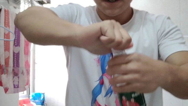 ขออ่อนข้อหน่อย ไอ้คนพละกำลังแขนห่วยมาโชว์การบิดเปิดฝาขวดน้ำแบบกลับด้านให้ดูกัน