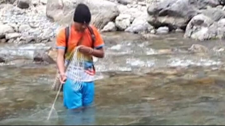 cast netting in Nepal | Himalayan Trout fishing with hand made cast net |