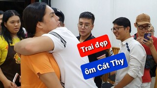 Trai đẹp Hà Nội bất ngờ ôm tạm biệt DIVA Cát Thy bánh tráng trộn