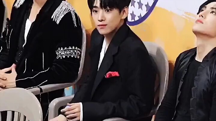 【Park Jaechan】Foto makan di area tunggu Olimpiade Kpop 2022, adik manisnya aktif banget!