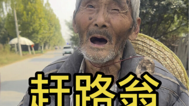 Cụ ông 93 tuổi đi bộ ra phố nhận lương hưu; quãng đường hơn chục dặm, cụ chống gậy làm từ cành cây v