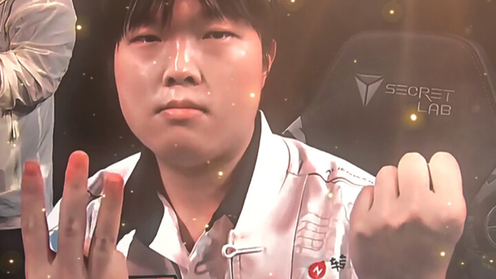 Classic gestures from the League of Legends arena