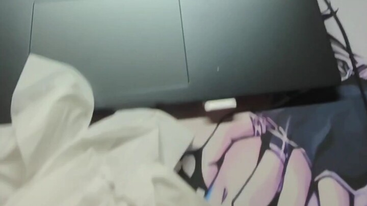 أخيرًا، لم يبقَ في السكن الجامعي سوى أنا خلال عيد العمال، إي هيهي، لطالما أردتُ...