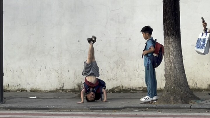 Primary school students dance together. The seven-year-old boy learned this set of street dance for 