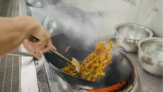 Not a single move is superfluous! A Chinese chef specializing in Cantonese cuisine masterfully prepa