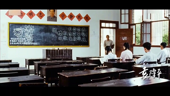 Yuan Longping's classroom was filled with empty desks, as his students had all rushed over to Teache
