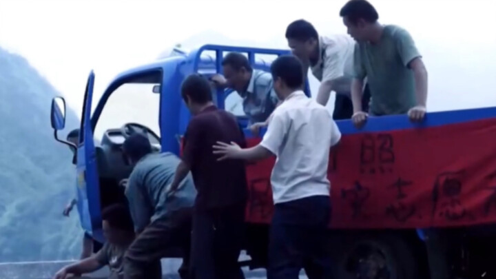 Sepuluh pria Shandong menempuh 4.000 mil dengan sepeda roda tiga untuk pergi ke Wenchuan membantu pe