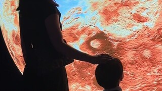 Permen lolipop merek Mother's Love, panasnya... mencair, planet akan terus berputar, cinta ibu akan 