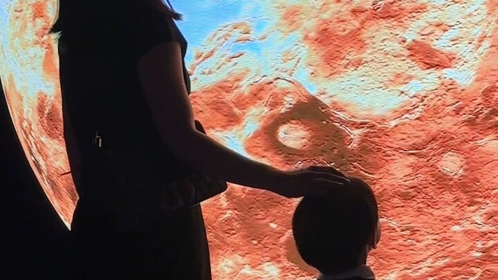 Permen lolipop merek Mother's Love, panasnya... mencair, planet akan terus berputar, cinta ibu akan 
