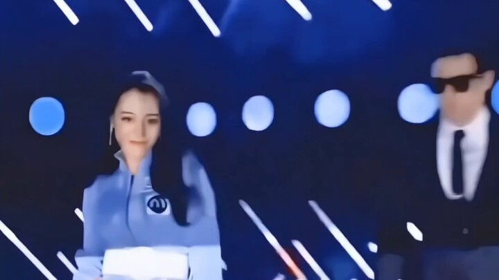 只是一个救场舞蹈 却拿下了2000w的播放量 给小小的老子迷死了 结尾有彩蛋哦