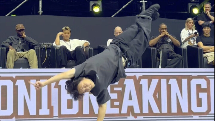 Cô gái nhảy đường phố Trung Quốc 671 đến từ Hà Nam đã khiến khán giả sửng sốt ngay từ động tác đầu t