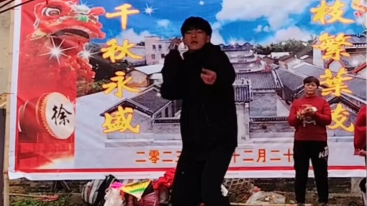 大学生过年回村standing next to you的正确打开方式
