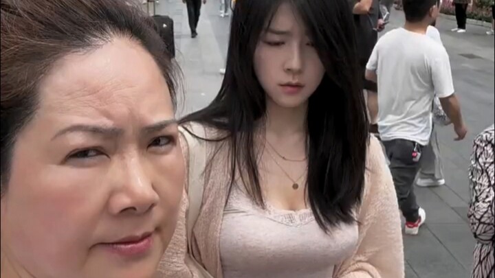 “แม่ หนูจะสอนวิธีใช้ให้นะ”