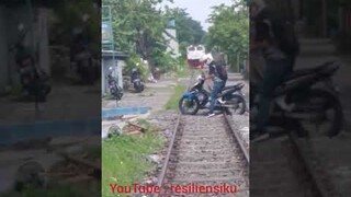 Detik Detik anak Kos hampir ketabrak Kereta Api