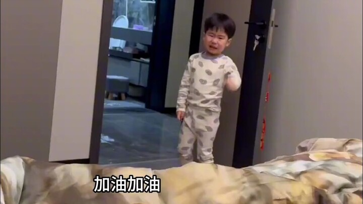 เด็กน้อยแกล้งแข็งแรงตอนนอนคนเดียวครั้งแรก ถ้ายังพูดต่ออีกสักพักก็คงจะดี!