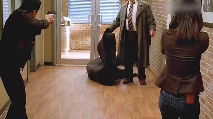 Tidak ada yang menyangka bahwa bungkusan yang dipikul di pundaknya berisi mayat.