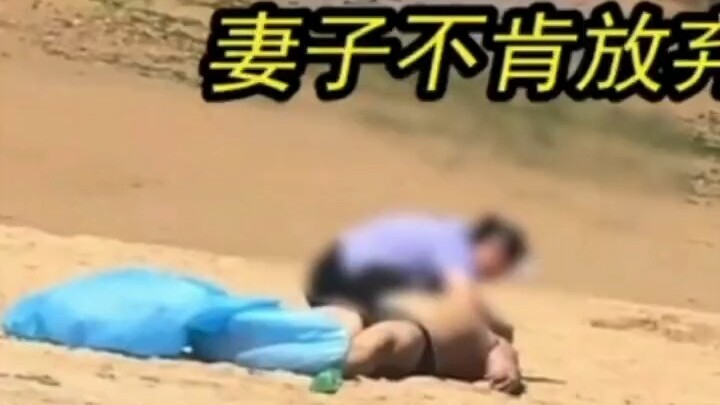 Mengharukan, sebuah keluarga tiga orang berenang di tepi pantai Qingdao, ayah anak tersebut mengalam