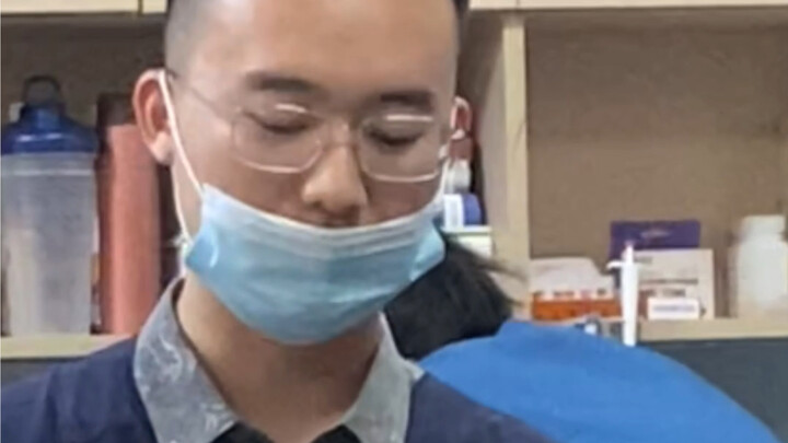 这金毛可以，把臭袜子当饭吃