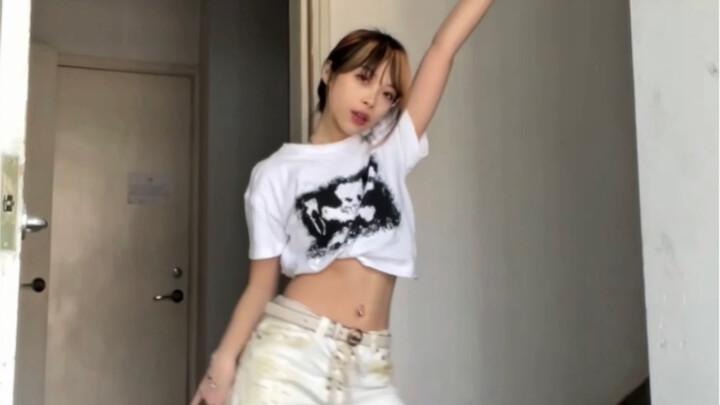 Nữ sinh viên bị nhốt ở nhà biểu diễn "TOMBOY"