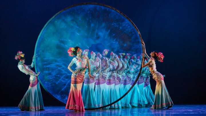 รางวัลดอกบัวครั้งที่ 15 | การแสดงระบำกลุ่มชาวไทลื้อ “ใต้แสงจันทร์·เหนือก้อนเมฆ” วิทยาลัยเมืองคุนหมิง